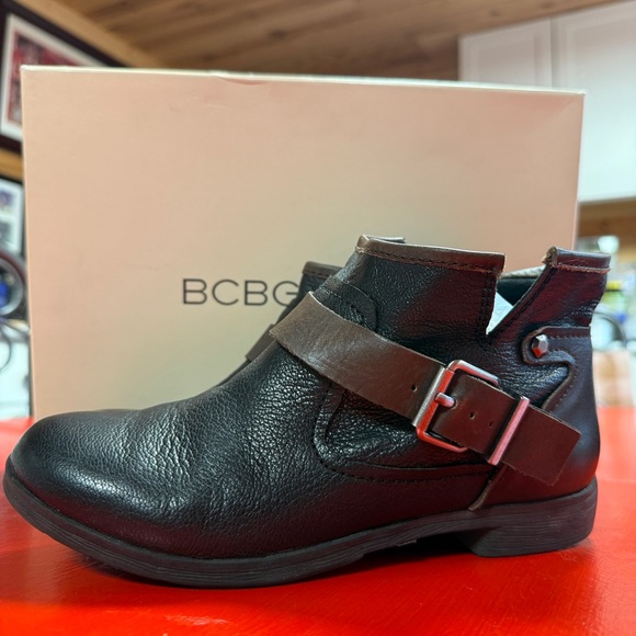 BCBG BLACK AND BROWN buckle booties
